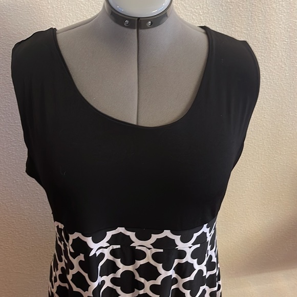 Flirty XXl dress black white pre used great condition. Stretch & flattering - Picture 2 of 4